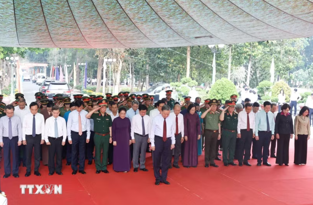 Tổng Bí thư, Chủ tịch nước Tô Lâm cùng Đoàn công tác của Trung ương tưởng niệm các Anh hùng-Liệt sĩ tại Nghĩa trang Liệt sĩ Tân Biên (Nghĩa trang Liệt sĩ Đồi 82) (Ảnh: TTXVN)