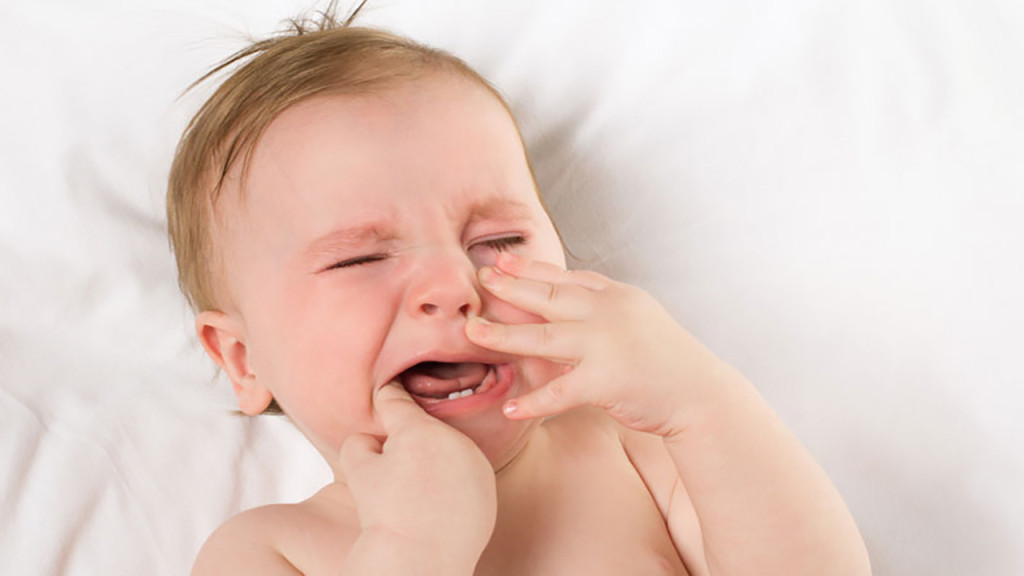Phụ huynh cần quan sát biểu hiện phân, sốt cao và đưa trẻ đi khám khi có dấu hiệu bất thường (Ảnh: Sưu tầm)