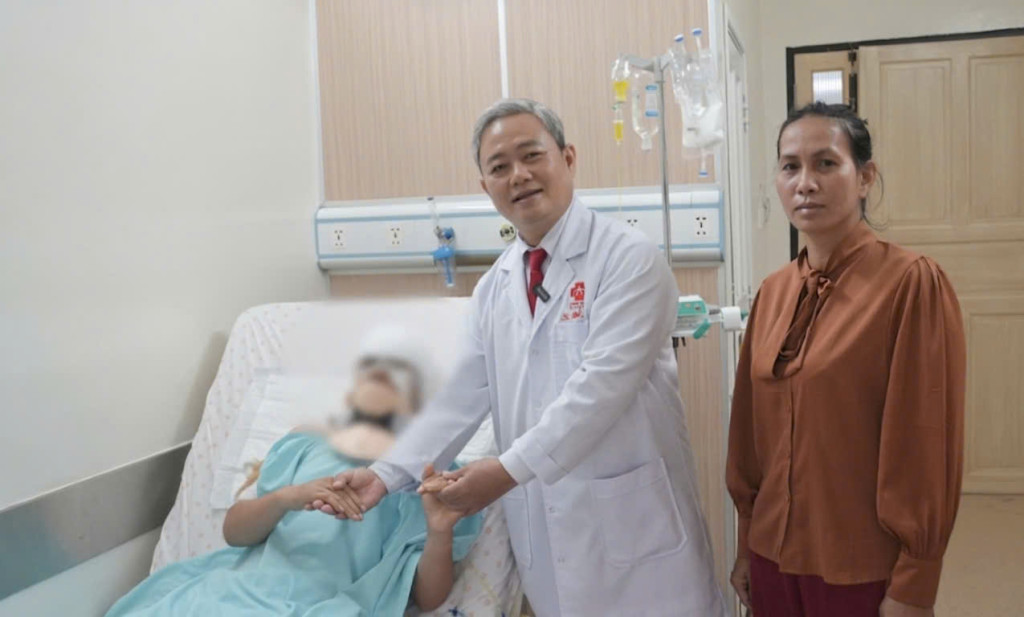 Bệnh nhân đã tỉnh táo, cử động tay chân sau 10 ngày điều trị tích cực. (Ảnh: BVCC)