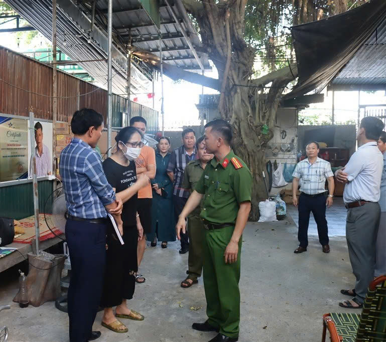 Cơ quan chức năng kiểm tra, xử phạt một cơ sở chữa ung thư bằng nước ion kiềm tại Nghệ An năm 2025 (Ảnh: VTV)