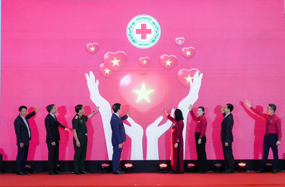 Các đại biểu thực hiện nghi thức ấn nút phát động Tháng Nhân đạo 2026 (Ảnh: VGP)