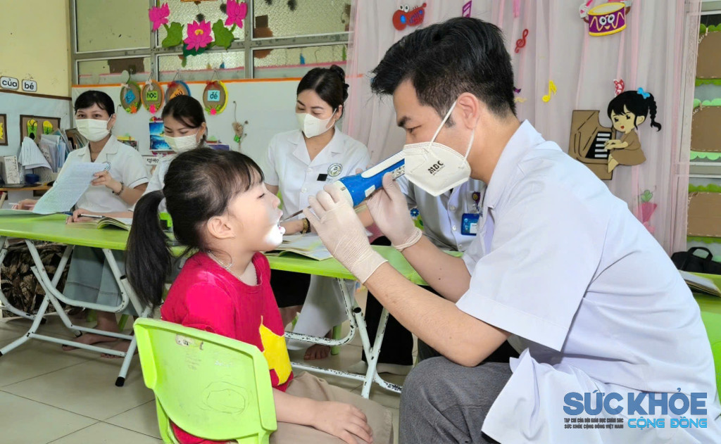 Cán bộ y tế Trung tâm Y tế khu vực Bình Xuyên khám sức khỏe cho trẻ mầm non (ảnh:TL)