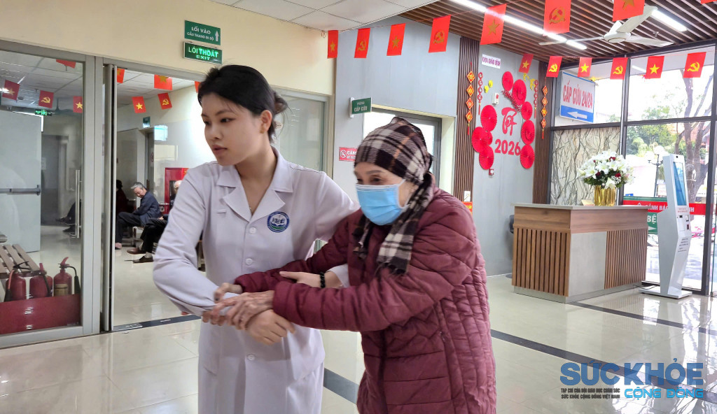 Phục vụ người bệnh tân tâm (ảnh:TL)