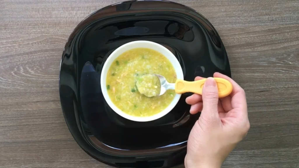 Cho dầu ô liu vào cháo sau khi món ăn đã chín (Ảnh: Sưu tầm)