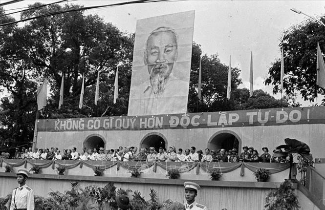 Đại thắng mùa Xuân 1975 là thành quả vĩ đại của nhân dân Việt Nam, thể hiện ý chí, khát vọng độc lập, thống nhất Tổ quốc của dân tộc Việt Nam trong Thời đại Hồ Chí Minh. Trong ảnh: Sáng 15/5/1975, hàng triệu nhân dân Sài Gòn – Gia Định đổ về quảng trường trước trụ sở Ủy ban quân quản thành phố để dự Lễ mừng chiến thắng (Ảnh: TTXVN)