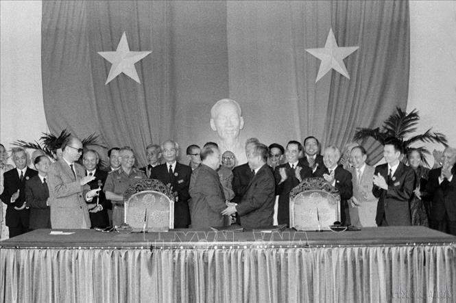Sau chiến thắng lịch sử 30/4/1975, nước ta hoàn toàn thống nhất. Từ ngày 15 đến ngày 21/11/1975, Hội nghị hiệp thương chính trị thống nhất đất nước được tổ chức tại Sài Gòn. Hai đoàn đại biểu đại diện cho hai miền tham dự hội nghị. Đoàn đại biểu miền Bắc, do đồng chí Trường Chinh, Chủ tịch Quốc hội làm trưởng đoàn, đoàn miền Nam do đồng chí Phạm Hùng - Bí thư Trung ương Cục Miền Nam làm trưởng đoàn tiến hành thảo luận và đi đến nhất trí hoàn toàn mọi vấn đề, nhằm thống nhất đất nước về mặt nhà nước (21/11/1975) (Ảnh: TTXVN)