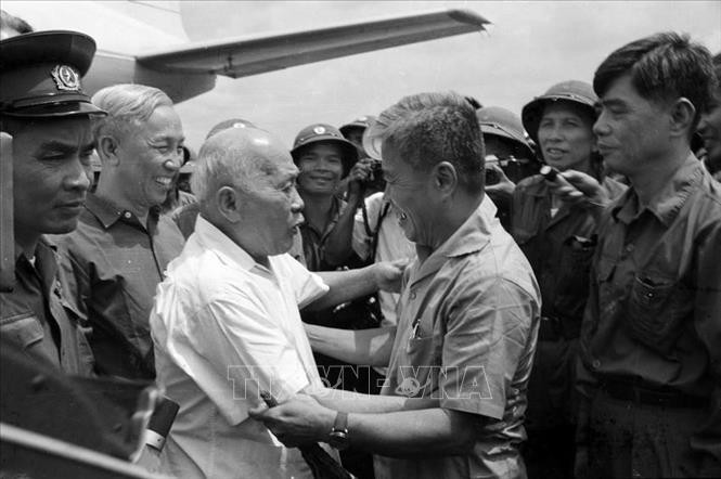 Đại thắng mùa Xuân 1975 chính là “cột mốc vàng” của lịch sử dân tộc, khẳng định đường lối lãnh đạo, chỉ đạo đúng đắn, sáng tạo của Đảng trong “cuộc đụng đầu lịch sử” chống đế quốc Mỹ xâm lược. Trong ảnh: Lễ đón Chủ tịch Tôn Đức Thắng cùng Đoàn đại biểu Ban chấp hành TW Đảng Lao động Việt Nam, Chính phủ VNDCCH và MTTTQ đến Sài Gòn dự lễ mít tinh mừng chiến thắng vĩ đại của dân tộc, đã đến sân bay Tân Sơn Nhất, sáng 13/5/1975 (Ảnh: TTXVN)