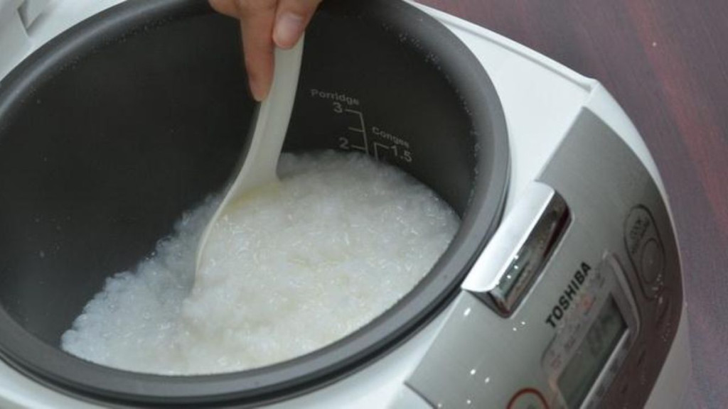 Nấu cháo bằng nồi cơm điện (Ảnh: Sưu tầm)