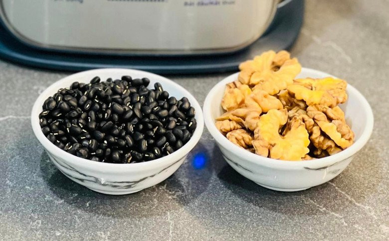 Chuẩn bị đậu đen và hạt óc chó (Ảnh: Sưu tầm)