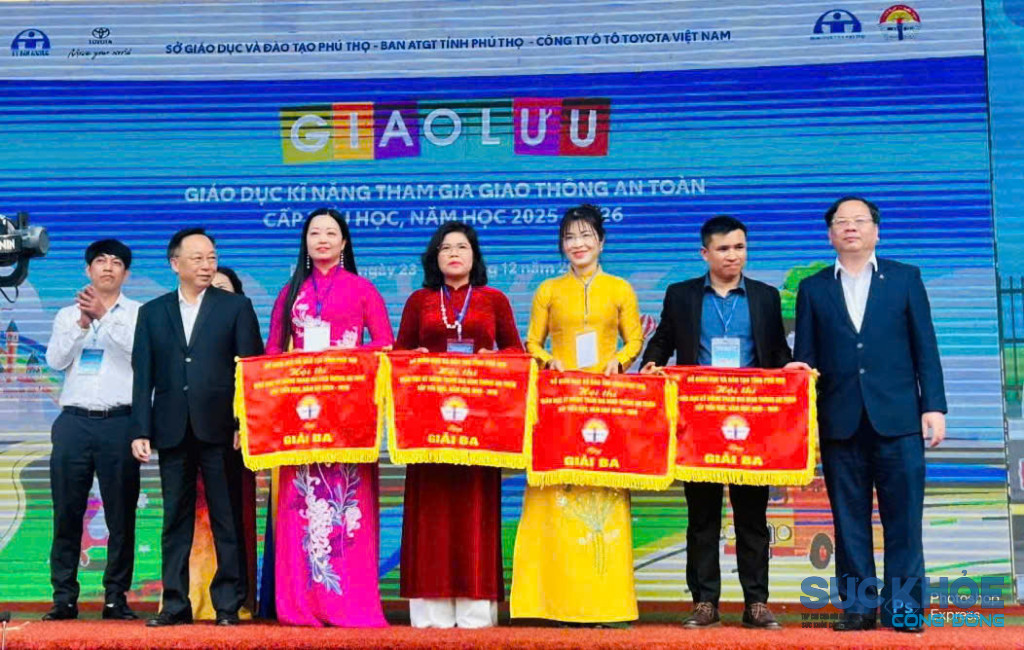 Cô Hiệu Trưởng Trường tiểu học thị trấn Hạ Hòa(áo vàng) nhận giải Ba giao lưu giáo dục kỹ năng tham gia giao thông (ảnh: TL)
