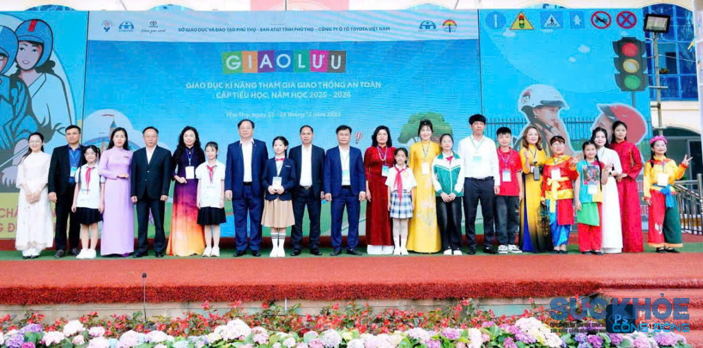 Thầy cô giáo và các em học sinh tại Giao lưu kỹ năng tham gia Giao thông (ảnh:TL)