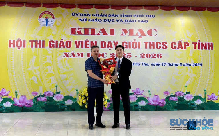 Thầy Hiệu trưởng tặng hoa chúc mừng thầy giáo được công nhận giáo viên dạy giỏi cấp tỉnh (ảnh: TL)