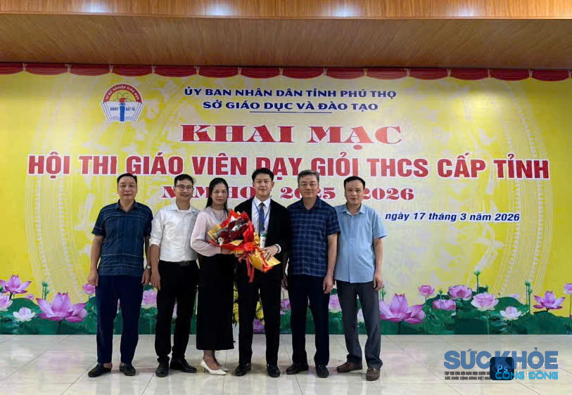 Trường tặng hoa chúc mừng thầy giáo đạt giáo viên dạy giỏi cấp tỉnh (ảnh:TL)