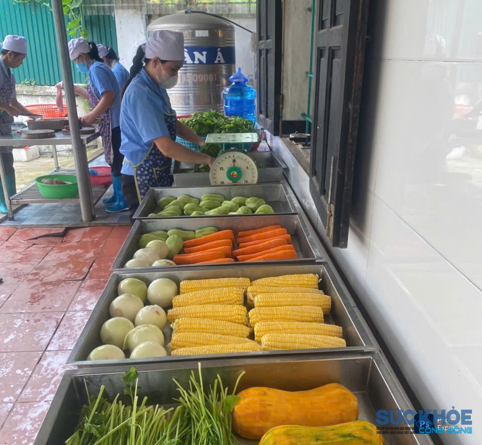 Công tác chuẩn bị bữa ăn cho học sinh Trường Mầm non thị trấn Hạ Hòa (ảnh:TL)
