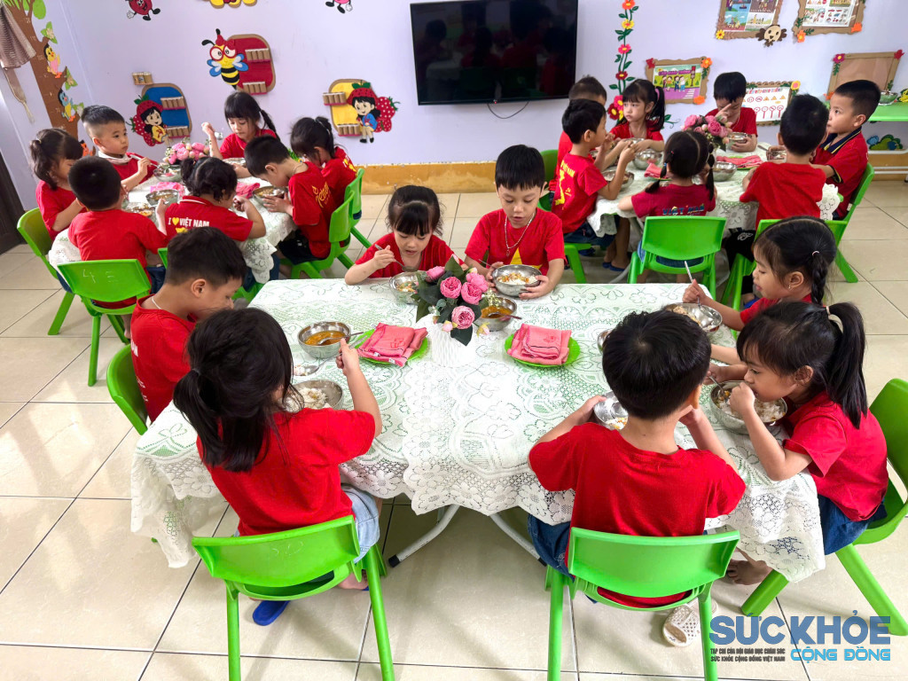 Giờ ăn của các em học sinh trường Mầm non thị trấn Hạ Hòa(ảnh:TL)