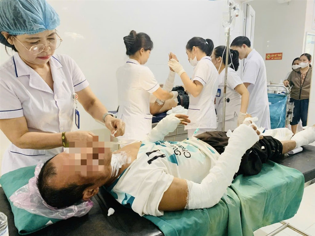 Các Y bác sĩ tích cực điều trị cho người bệnh sau khi nhập viện cấp cứu (Ảnh: TTYT Tân Kỳ)