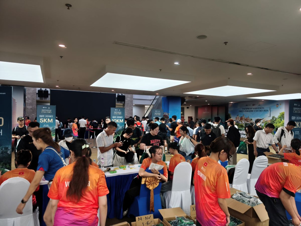 VPBH Vinhomes tại Vincom Mega Mall Thảo Điền đông nghẹt runner từ sáng sớm