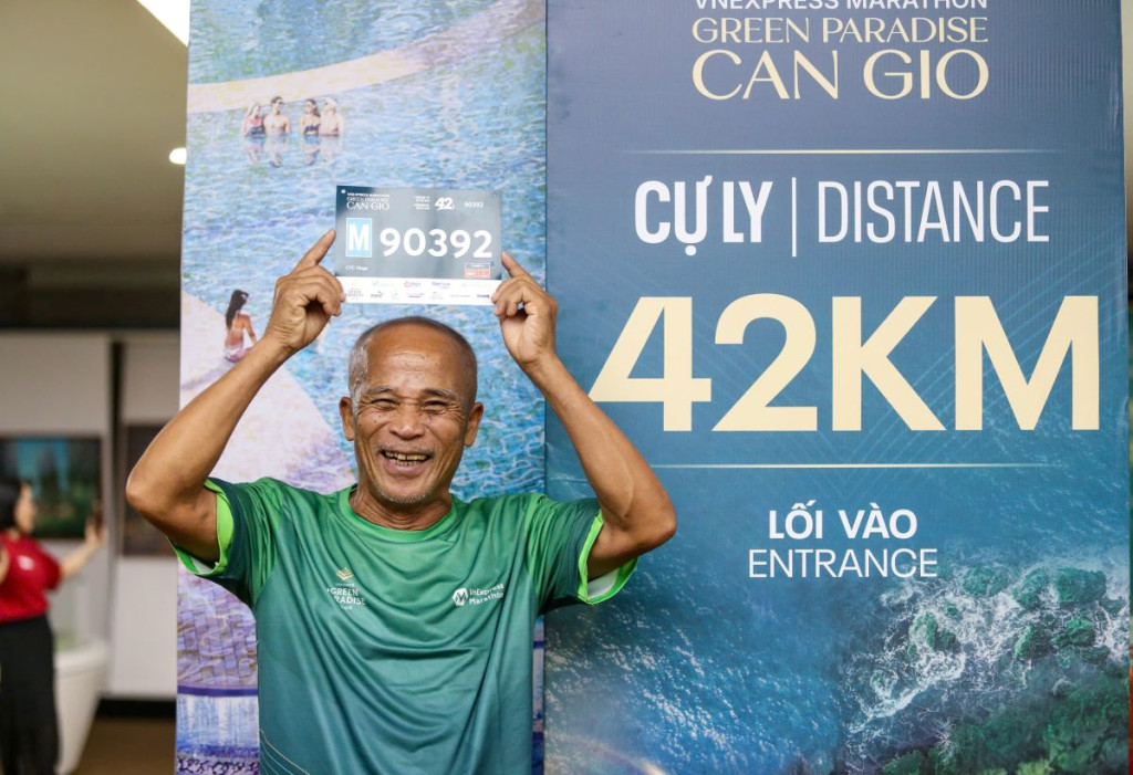 Runner 75 tuổi Trần Đình Thìn tham gia giải chạy để nâng cao sức khỏe và cổ vũ cho con cháu duy trì lối sống lành mạnh