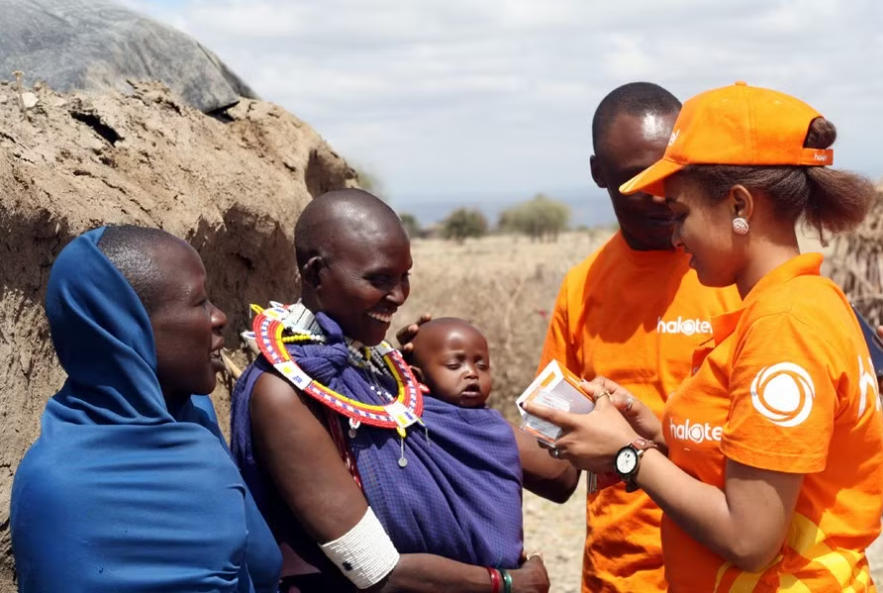 Nhân viên của Halotel (thương hiệu viễn thông của Viettel tại Tanzania mang sản phẩm, dịch vụ tới người dân. (Ảnh: Trung Hiền/Vietnam+)