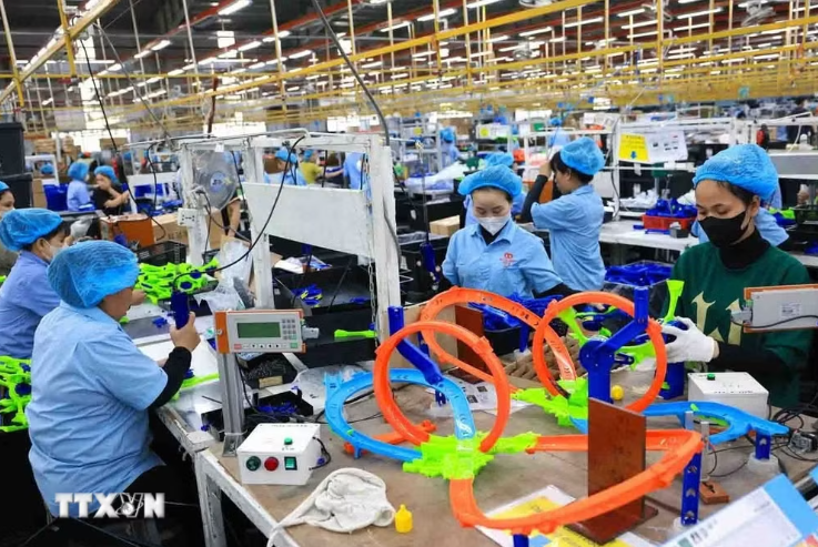 Sản xuất sản phẩm đồ chơi trẻ em xuất khẩu sang thị trường Mỹ, Pháp, Chile của Công ty TNHH Chế xuất Billion Max Việt Nam, 100% vốn Hong Kong (Trung Quốc). (Ảnh: Phạm Hậu/TTXVN)