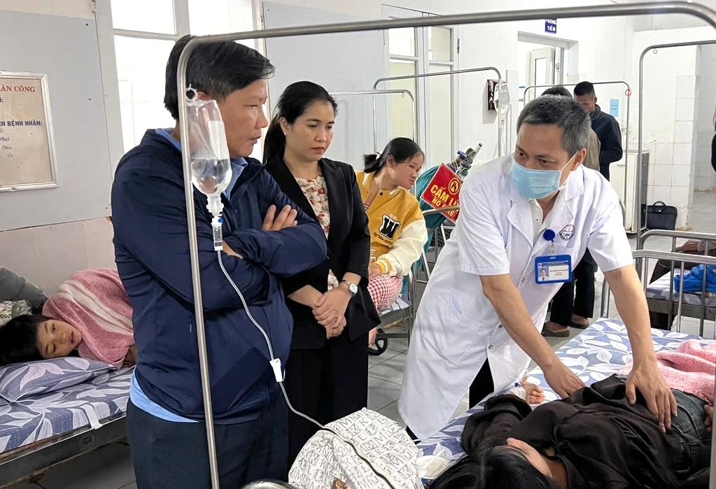 Đại diện lãnh đạo UBND xã Tân Lập đến bệnh viện thăm hỏi, động viên các bệnh nhân