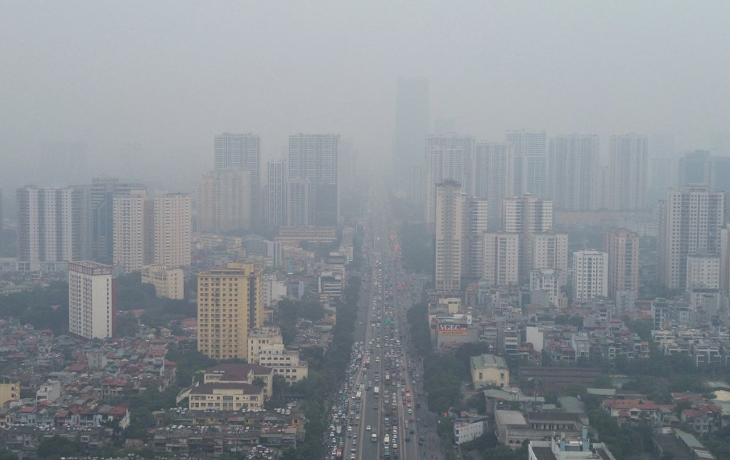 Người dân Hà Nội đã quen với cảnh bụi mịn bao phủ thành phố (ảnh: Đình Huy)