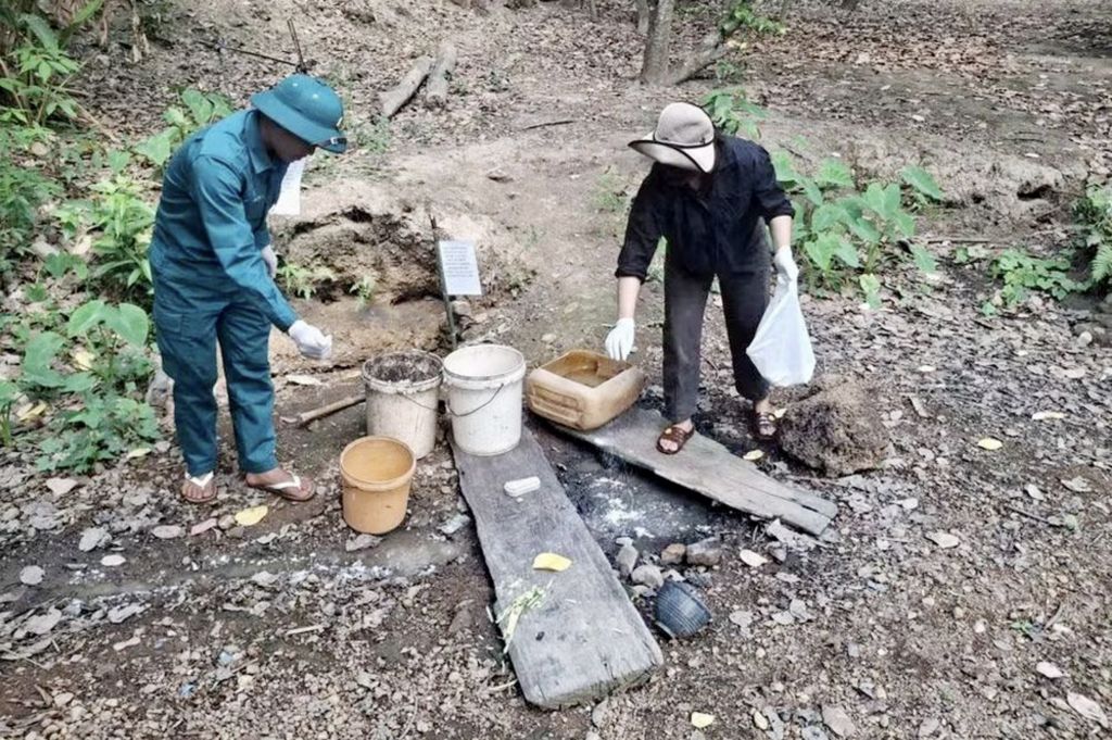 Cơ quan chức năng khử khuẩn khu vực bệnh nhân hay lui tới, làm việc  (Ảnh: Dung Dung)