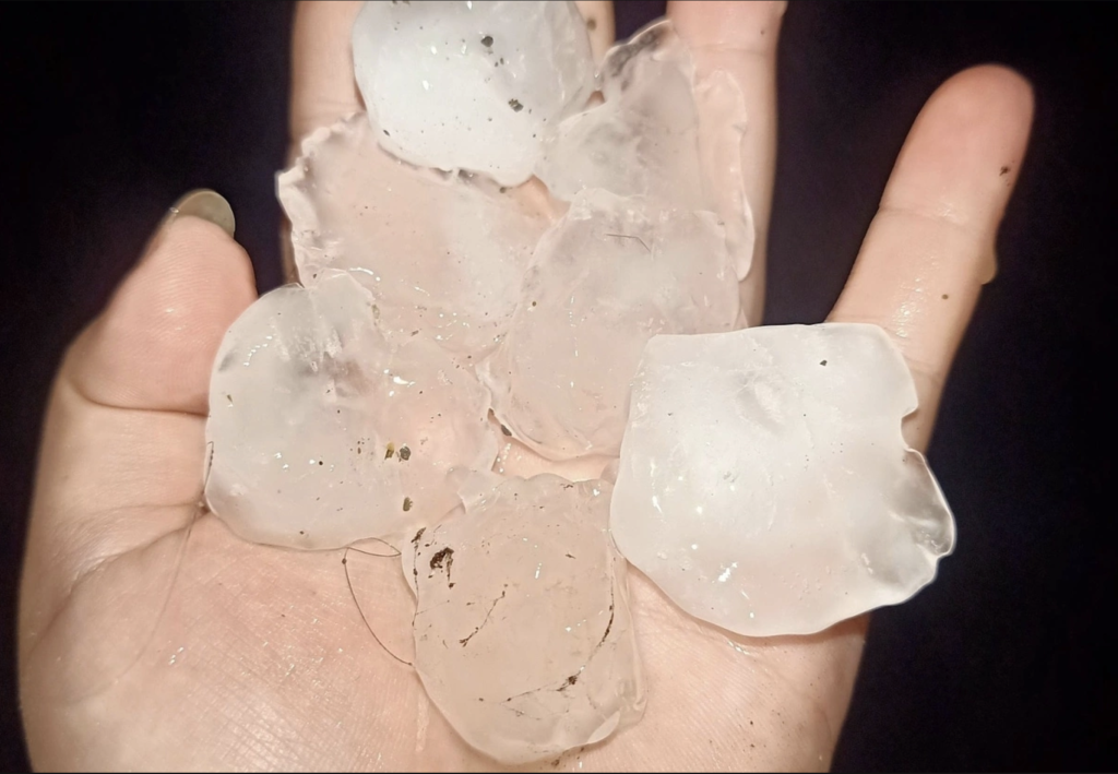 Người dân tại xã Yên Trạch cho biết viên đá đường kính 2-5 cm cùng gió lớn đã trút xuống trong khoảng 15 phút. Nhiều bảng biển, cây bị thổi bay, quật đổ (Ảnh: Yên Trạch)