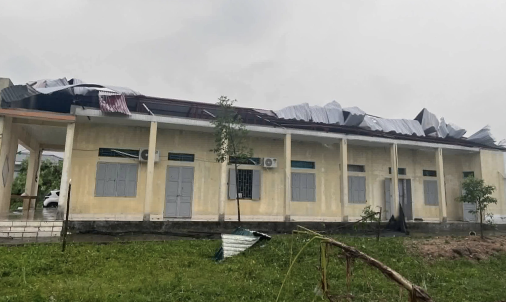 Cây đổ, nhà tốc mái khiến hoạt động cấp căn cước công dân và định danh điện tử cấp 2 ở xã Phú Lương phải tạm dừng (Ảnh: Công an xã Phú Lương)