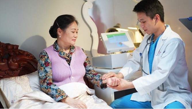 Nghị quyết 21/2026/NQ-CP ngày 29/4/2026 của Chính phủ đã quy định nội dung đáng chú ý là phân cấp thẩm quyền cấp, quản lý giấy phép hành nghề khám bệnh, chữa bệnh về Chủ tịch UBND cấp tỉnh (Ảnh minh hoạ)
