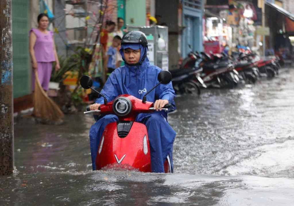 Khoảng 15h30, mưa lớn đổ xuống khu vực TP Thủ Đức cũ khiến nhiều tuyến đường ngập nặng. Trên đường Trương Văn Ngư nước ngập hơn nửa bánh xe máy (Ảnh: TL