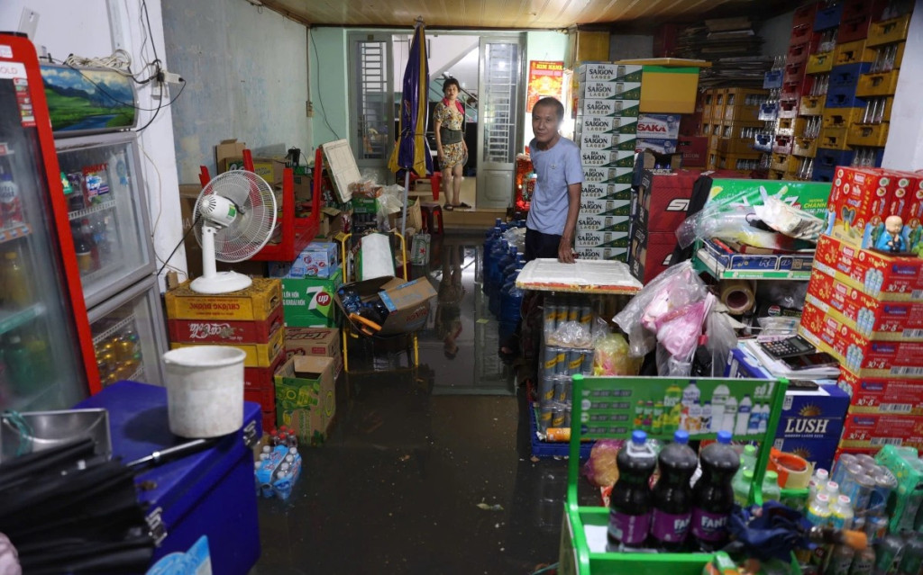 Nước tràn vào nhà dân, cửa hàng trên đường Đặng Thị Rành, gần chợ Thủ Đức, khiến nhiều người không kịp trở tay.

Ông Chí Hùng, chủ một cửa hàng tại đây, cho biết mưa chỉ kéo dài khoảng nửa tiếng, không quá lớn nhưng nước dâng rất nhanh, tràn vào nhà làm ngập hàng hóa. Ông phải dùng két nước ngọt kê làm lối đi (Ảnh: TL)