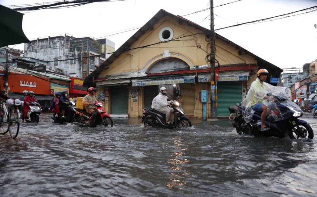 Đến 16h, mưa ngớt dần, nước bắt đầu rút, các phương tiện mới có thể lưu thông trở lại (Ảnh: TL)