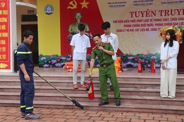 Tuyên truyền, phổ biến kiến thức pháp luật cho học sinh trên địa bàn xã Nga Sơn (Ảnh: Lê Phượng)