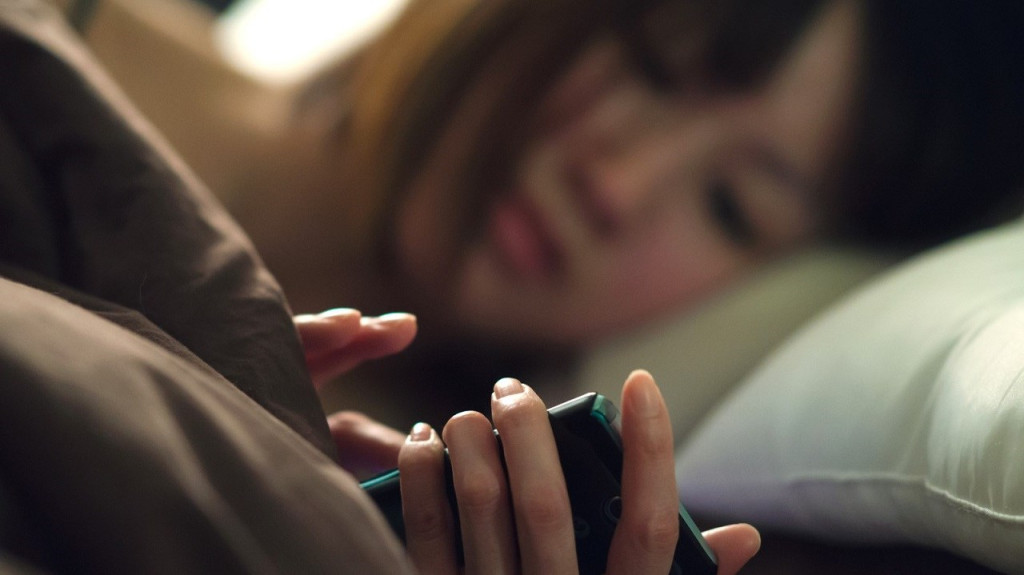 Hạn chế dùng điện thoại trước khi ngủ (Ảnh: Sưu tầm)