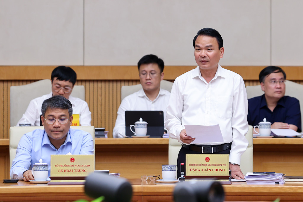 Bộ trưởng, Chủ nhiệm Văn phòng Chính phủ Đặng Xuân Phong báo cáo tại phiên họp (Ảnh: VGP/Nhật Bắc)