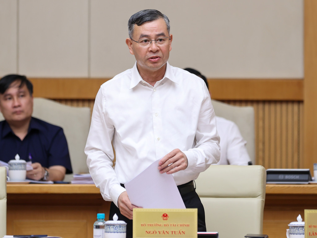 Bộ trưởng Bộ Tài chính Ngô Văn Tuấn báo cáo tình hình kinh tế - xã hội tháng 4 và 4 tháng đầu năm 2026 (Ảnh: VGP/Nhật Bắc)