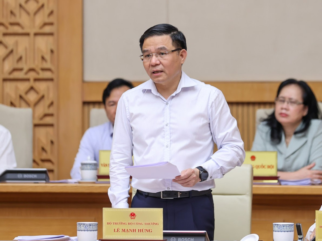 Bộ trưởng Bộ Công Thương Lê Mạnh Hùng báo cáo tại phiên họp (Ảnh: VGP/Nhật Bắc)
