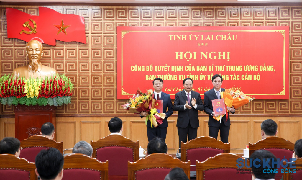 Lê Minh Ngân - Uỷ viên Ban Chấp hành Trung ương Đảng, Bí thư Tỉnh uỷ, Chủ tịch HĐND tỉnh trao Quyết định của Ban Bí thư Trung ương Đảng, Ban Thường vụ Tỉnh uỷ cho các đồng chí Lò Văn Cương - Ủy viên Ban Thường vụ, Chủ nhiệm Ủy ban Kiểm tra Tỉnh uỷ và đồng chí Sùng A Nủ - Tỉnh ủy viên, Quyền Trưởng Ban Nội chính Tỉnh ủy. (ảnh: Báo Lai Châu)