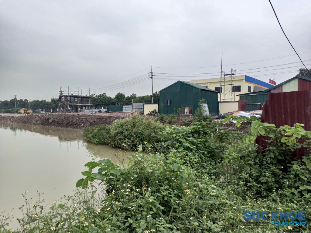 Công ty cổ phần đầu tư xây dựng và thương mại Hùng Vĩ đã đổ đất lẫn cát, đá, sỏi và các vật liệu khác lên đất nông nghiệp (Ảnh PV)