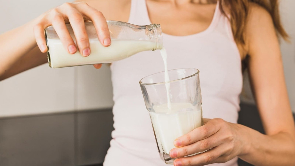 Nên bổ sung sữa hoặc các thực phẩm dễ tiêu (Ảnh: Sưu tầm)