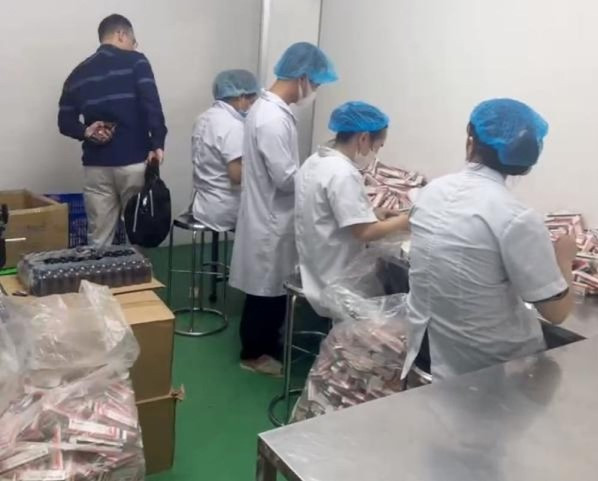 Nhân viên Công ty Shabigroup đóng gói hoàn thiện sản phẩm mỹ phẩm giả (Ảnh: CACC)