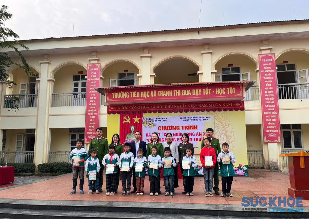 Chương trình tặng quà cho học sinh khó khăn (ảnh:TL)