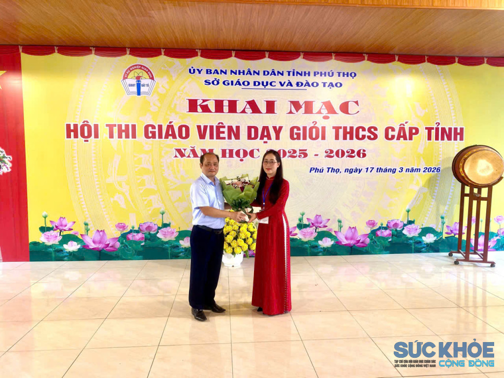 Thầy giáo Hiệu trưởng Trường THCS Vô Tranh tặng hoa chúc mừng cô giáo Vũ Lan Phương (ảnh:TL)