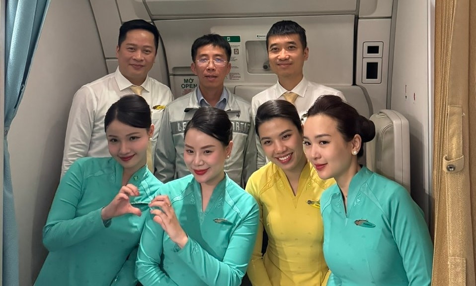 GS.TS.BS Mai Duy Tôn - Giám đốc Trung tâm Đột quỵ, Bệnh viện Bạch Mai (ở giữa) cùng phi hành đoàn (Ảnh: Bệnh viện Bạch Mai)