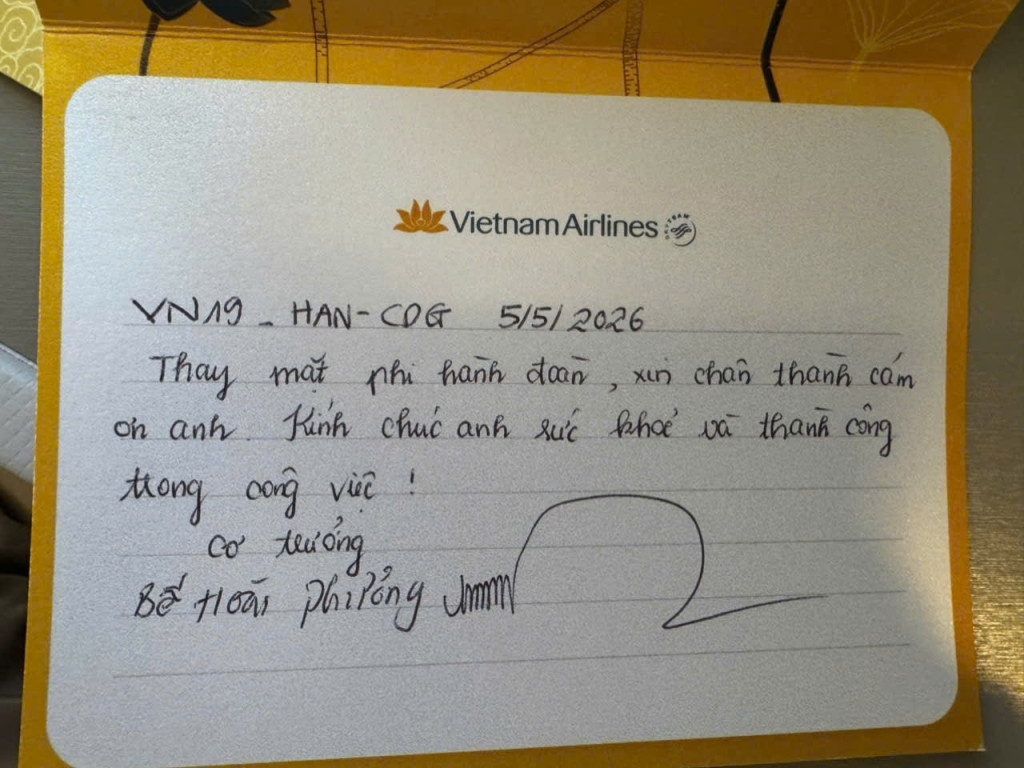 Thay mặt phi hành đoàn, cơ trưởng chuyến bay VN19 gửi thư cảm ơn tới GS.TS.BS Mai Duy Tôn (Ảnh: Bệnh viện Bạch Mai)