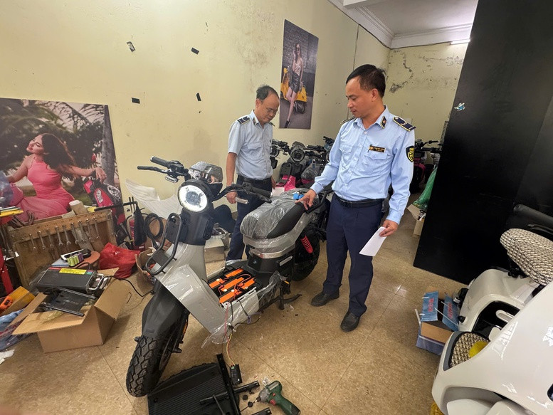 Lực lượng chức năng kiểm tra cơ sở kinh doanh xe điện Tuấn Linh (Quản lý thị trường Hà Nội)