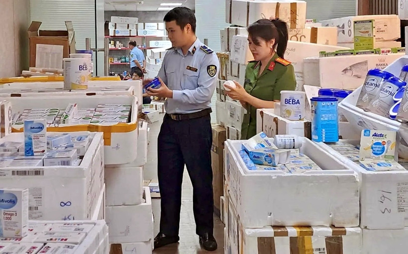  Cơ quan chức năng kiểm tra kho sữa giả (Ảnh VTV).