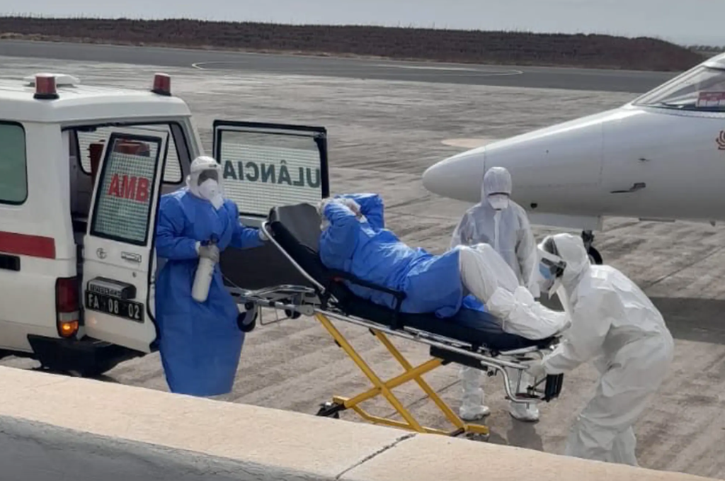 Một bệnh nhân nghi nhiễm hantavirus đang được đưa ra khỏi tàu du lịch MV Hondius (Ảnh: DrTedros/X)