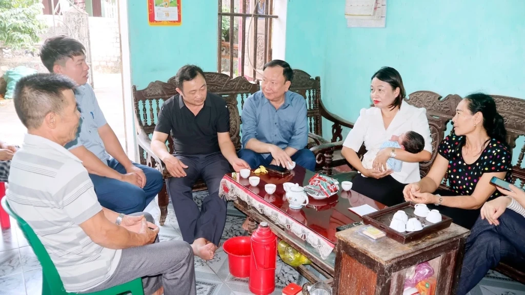 Đại diện UBND phường Tĩnh Gia, Công an phường, tổ dân phố Thượng Hải đến thăm cháu bé bị bỏ rơi trên địa bàn (Ảnh: Sỹ Thành)